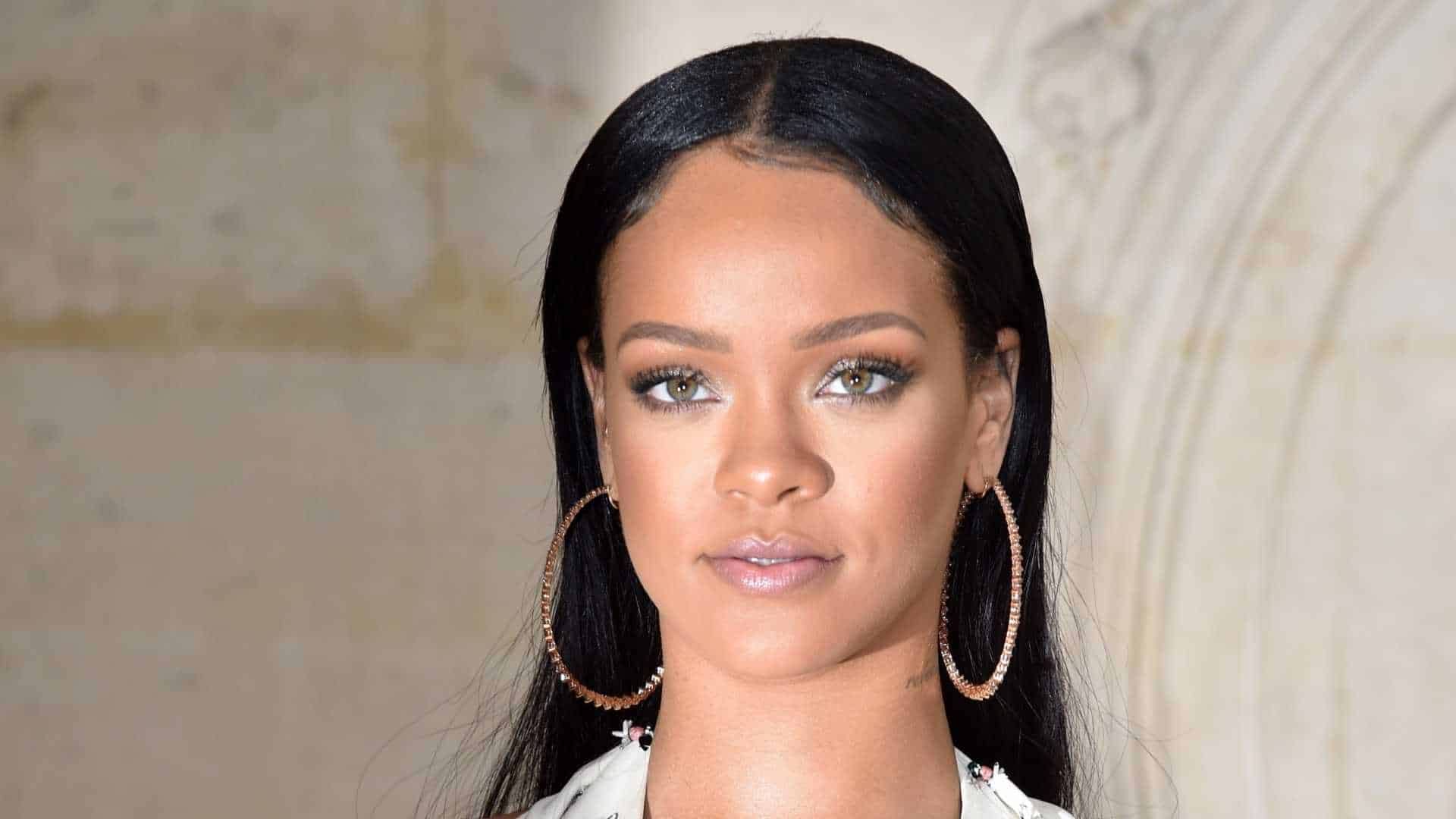 Rihanna muestra su belleza sin una gota de maquillaje